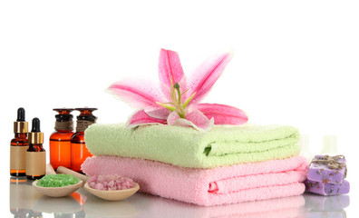 Obraz na płótnie Canvas ręczniki z lilii, zapach oleju, mydła i sól morska samodzielnie na