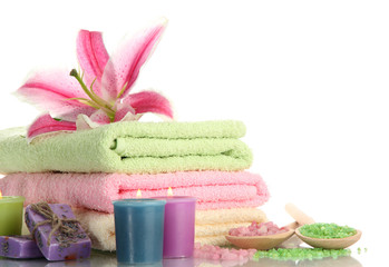 Fototapeta na wymiar ręczniki z lilii, olej aromat, świece, mydło i sól morska