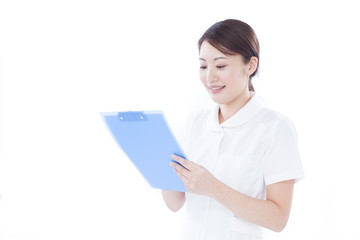 カルテを記入する女性看護士