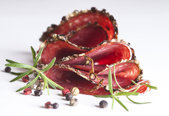 Plasterki salami z pieprzem © Justyna Kaminska
