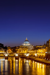 Fototapeta premium St. Peter's cathedral at night, Rome