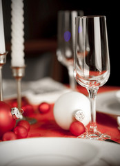 Christmas table setting in red and white