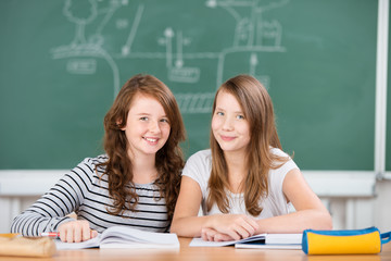 zwei schülerinnen im klassenzimmer