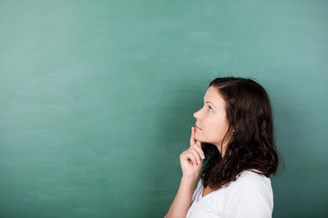 lehrerin schaut nachdenklich nach oben
