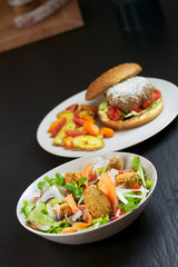 insalata mista con polpette di ceci