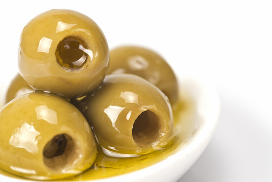Aceitunas de manzanilla sin hueso en un platillo con aceite