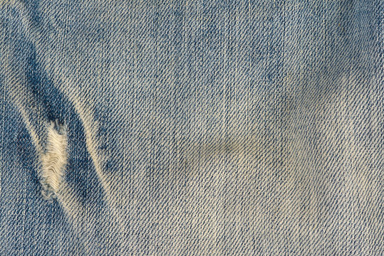 Textura de la tela de unos jeans usados y desgastados