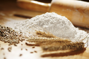 Fototapeta na wymiar Mąka żytnia z kukurydzy i zbóż