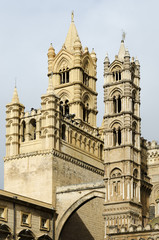 Fototapeta na wymiar Wieże katedry w Palermo