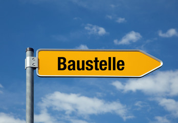 Pfeil mit blauem Himmel BAUSTELLE