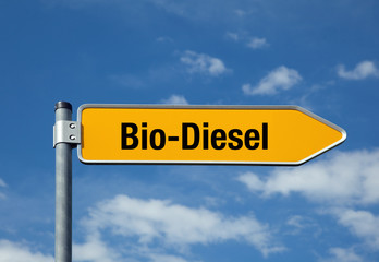 Pfeil mit blauem Himmel BIO-DIESEL