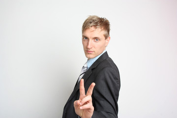 Geschäftsmann mit Victoryzeichen