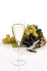 Calice di vino bianco e uva - Glass of white wine