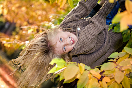 girl in the autumn park