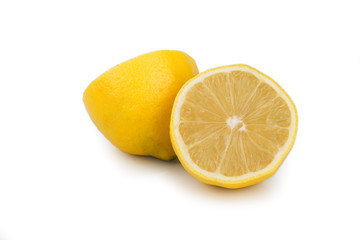 limón partido sobre fondo blanco