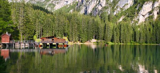Fototapeta na wymiar Piękny, kolor jezioro Lago di Braies w Dolomiti Góry 3 -