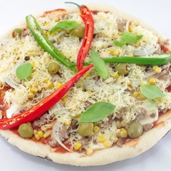 Pizza z papryczkami oliwki kukurydza