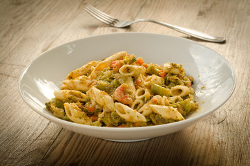 Mezze penne con salsa di cavolo e gamberetti