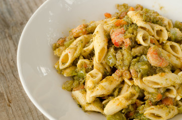 Mezze penne con salsa di cavolo e gamberetti