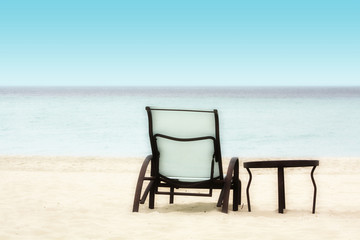 Fototapeta na wymiar Krzesło i tabeli na plaży