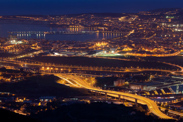 Fototapeta na wymiar Nightfall w wielkim Bilbao, Bizkaia, Kraj Basków, Hiszpania