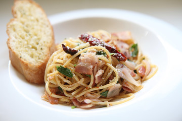 spaghetti crispy bacon