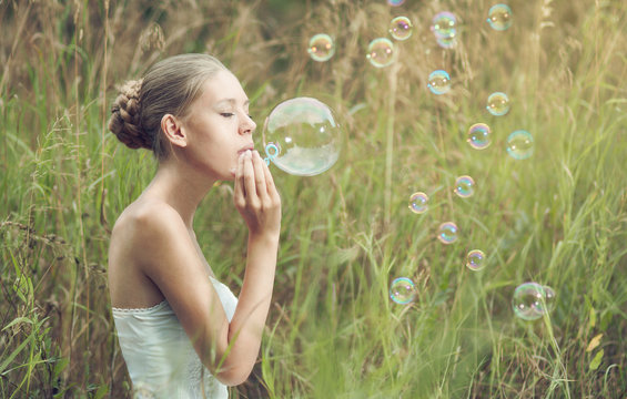 girl starts soap bubbles