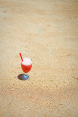 Fototapeta na wymiar Fresh koktajl owocowy na tropikalnej wyspie plaży
