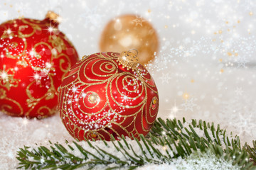 Weihnachtskugeln im Schnee