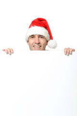 Mann mit Weihnachtsmannm&uuml;tze und Schild