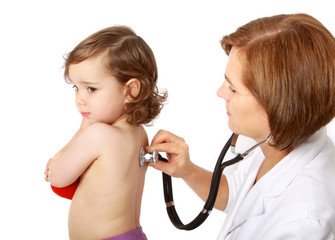 Eine Kinderärztin hört ein Mädchen mit dem Stethoskop ab
