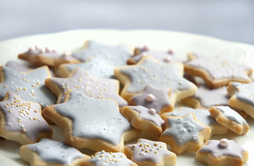 Sternchen-Weihnachtsplätzchen in Rose und Veilchenfarben