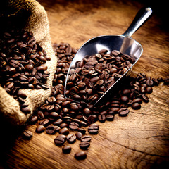 Kaffeebohnen geröstet im Sack mit Schaufel