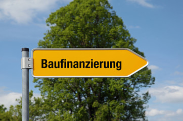 Fototapeta premium Pfeil mit Baum BAUFINANZIERUNG