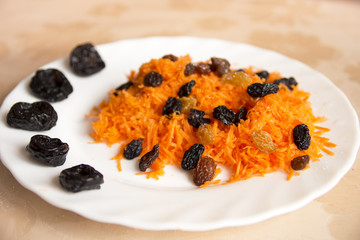 Grated carrot with dried fruits