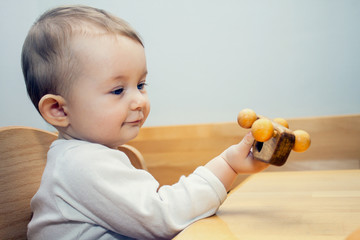 Baby spielt