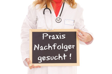 Ärztin mit Schild - Praxis Nachfolger gesucht