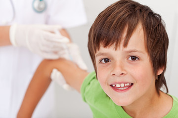 Obraz na płótnie Canvas Happy boy otrzymaniu szczepionki lub wtrysku