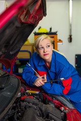 Frau als Mechaniker in Auto Werkstatt