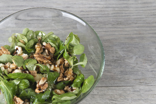 Ensalada de can&oacute;nigos y nueces con miel y vinagre bals&aacute;mico
