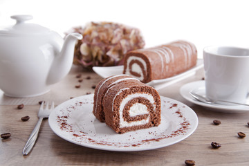 Kaffee trinken / Schokolade-Biskuitrolle