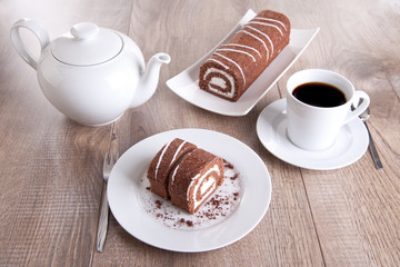 Kaffee trinken / Schokolade-Biskuitrolle
