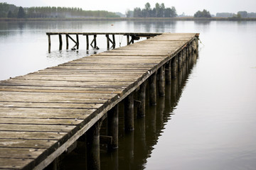 Obraz premium pontile di legno su lago