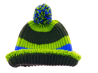 grüne und blaue Strickmütze freigestellt auf weißem Hintergrund