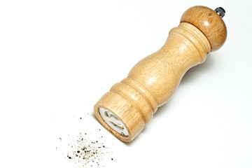 Italienische Pfeffermühle aus Holz mit Pfefferkörnern
