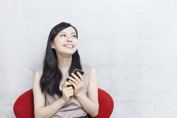 スマートフォンを持った女性