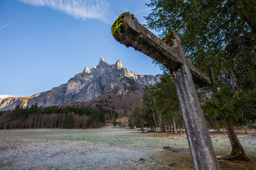 Fototapeta na wymiar Kamienny krzyż i Mountain