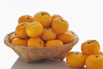 lots of oranges with water drops in basket