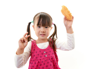 お菓子を持ち喜ぶ女の子
