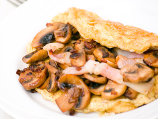 scrambled eggs with mushrooms and bacon